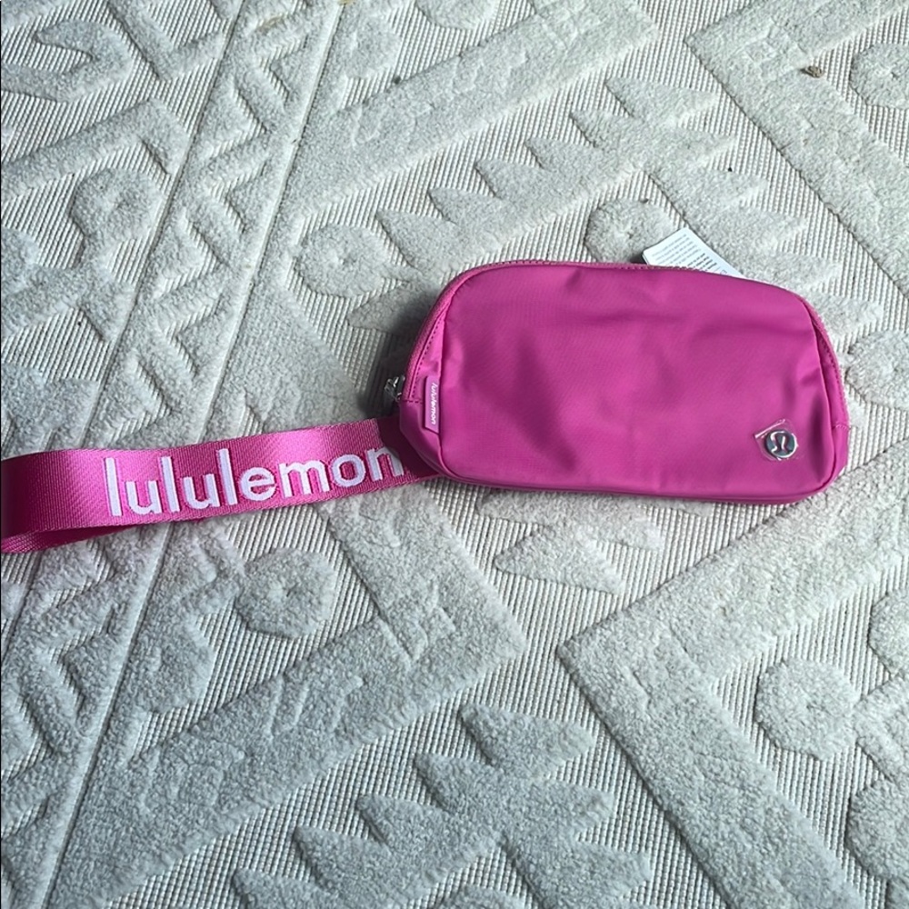 NWT Lululemon Everywhere Bag Sonic Pink